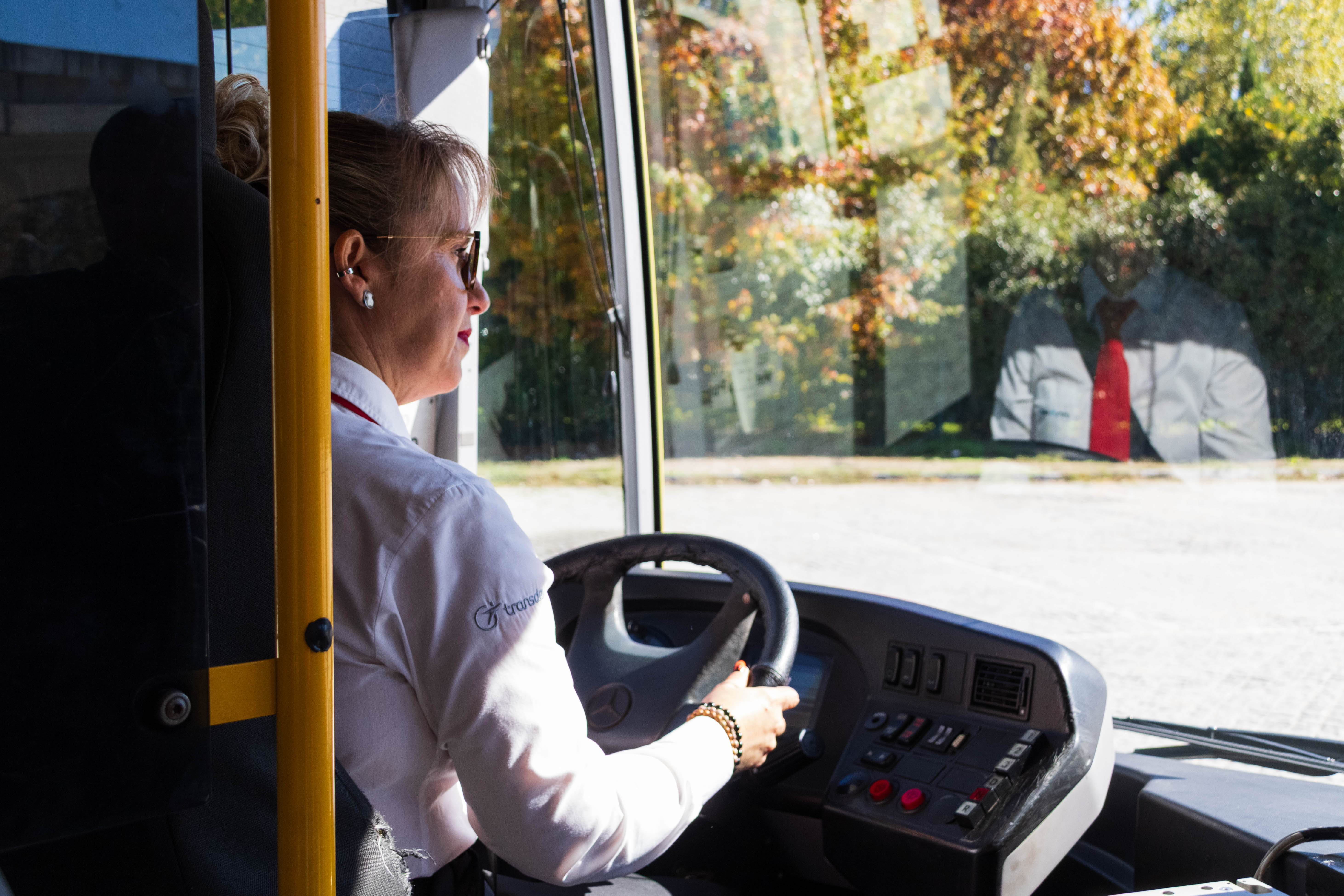Motorista ao volante de um autocarro