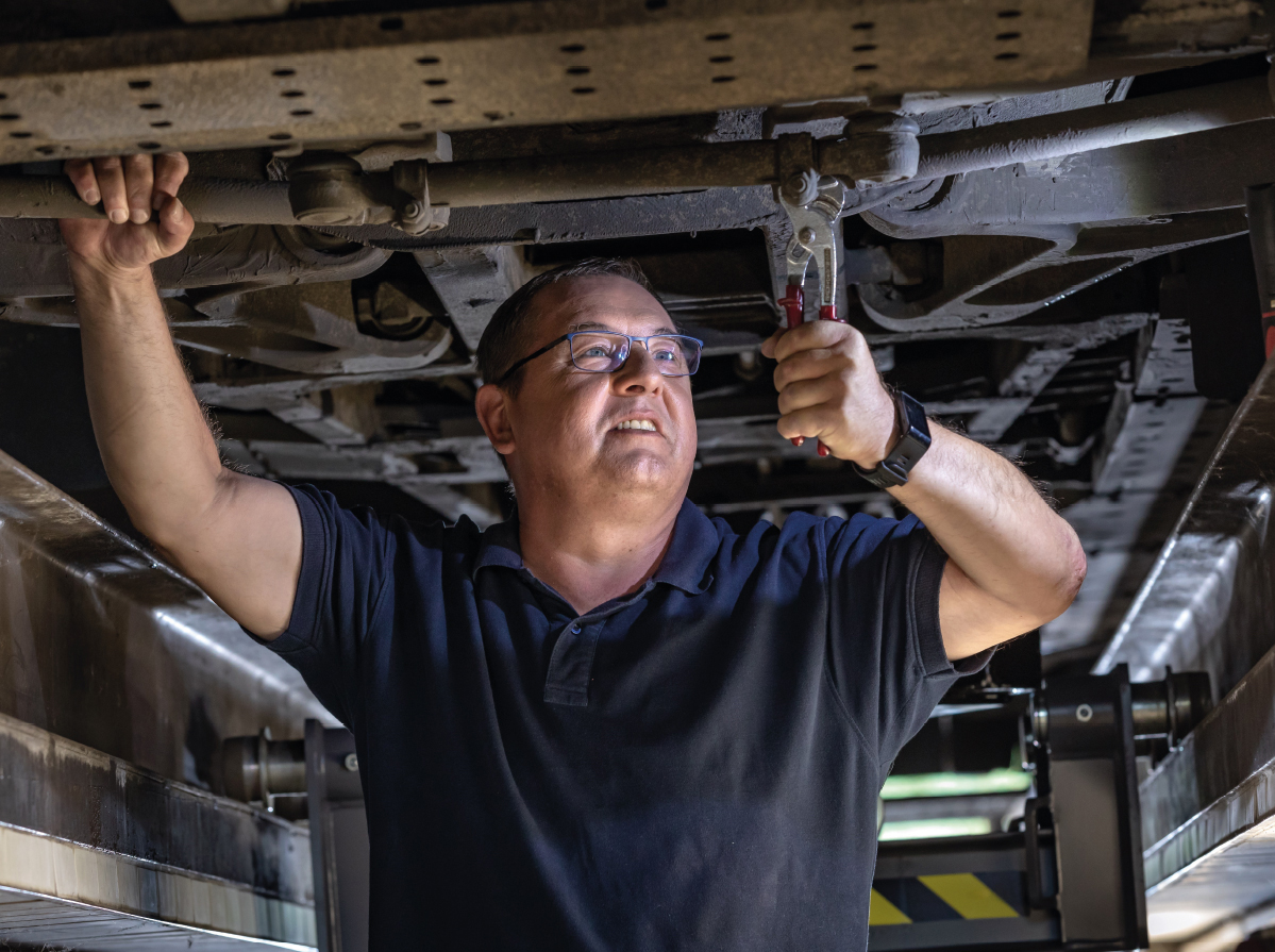 Técnico a realizar manutenção num veículo
